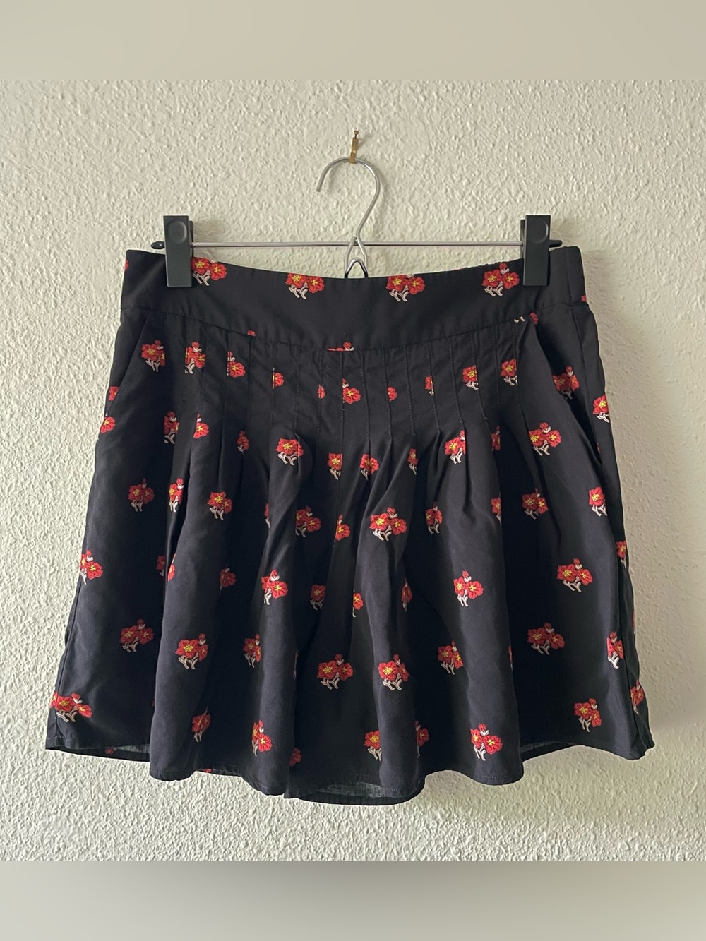 Maeve Anthropologie Floral Pleated Flowy Shorts Black Red Women’s Small